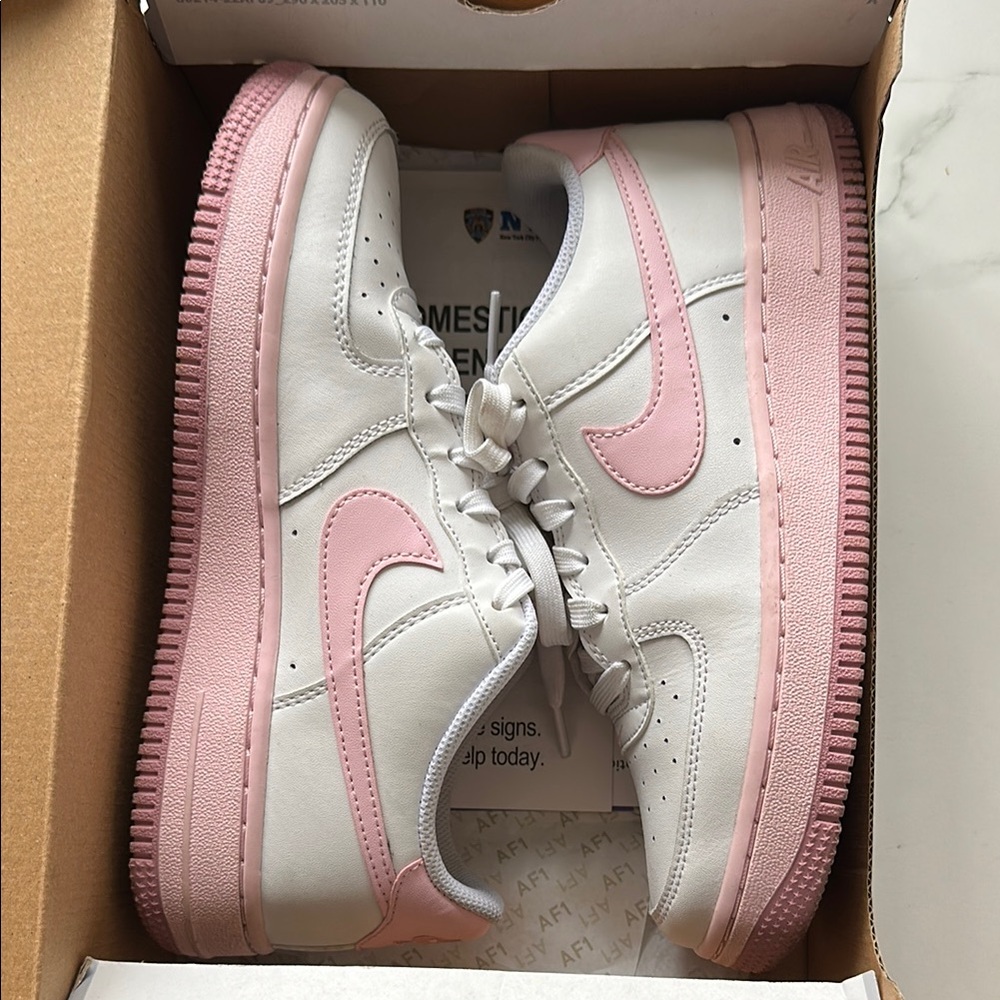 Nike Women's Sneakers in White and Pink